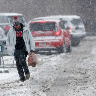 Tormenta invernal causa estragos en oeste de EU