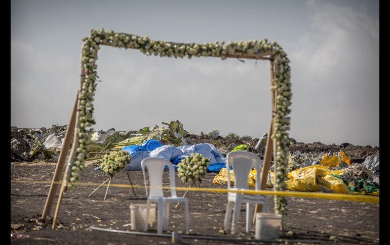 Un monumento conmemorativo se colocó junto a la zona acordonada. La tragedia provocó que numerosos países en todo el mundo prohibieran esta semana en su espacio aéreo el uso del Boeing 737 MAX 8, debido a las dudas que han surgido sobre su seguridad.