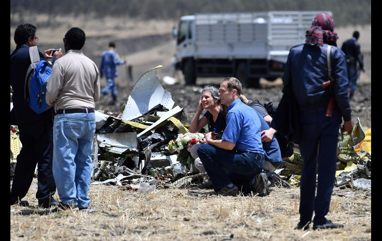 Familiares toman una foto junto a restos del fuselaje. El avión se estrelló pocos minutos después de despegar del Aeropuerto Internacional Bole de Adís Abeba, con rumbo a Nairobi.