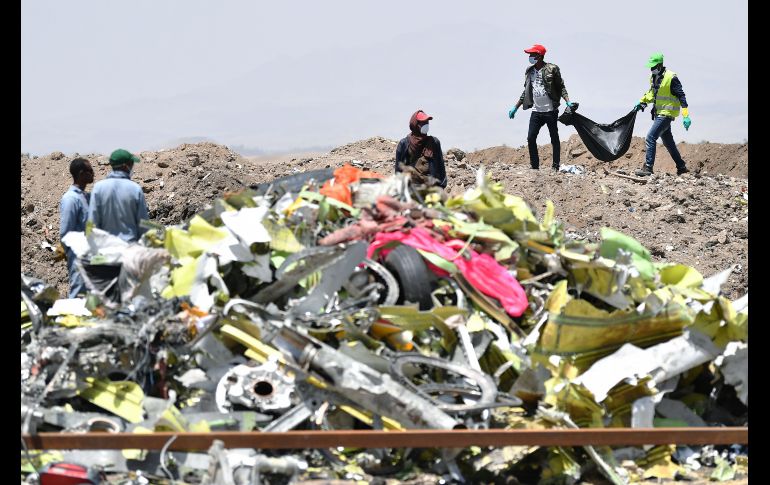 En una zona acordonada por autoridades aún se realizan investigaciones y recolectan partes del avión. Los 157 ocupantes de la aeronave fallecieron.