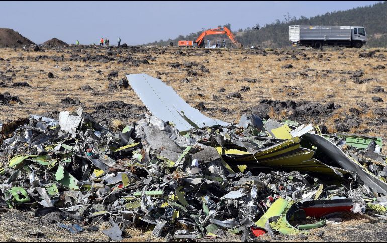 Vista de los restos del fuselaje del avión Boeing 737 MAX 8 de Ethiopian Airlines que se estrelló el domingo 10 de marzo. EFE/STRINGER