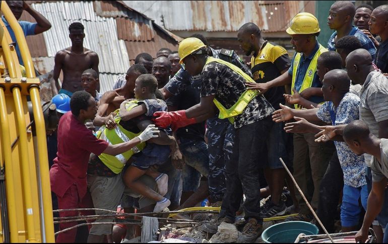 Al final de la tarde, una marea humana rodeaba el lugar del accidente, en donde rescatistas trabajan en la localización de supervivientes y recuperar cuerpos. EFE