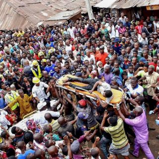 Confirman ocho muertes tras derrumbe de edificio en Nigeria