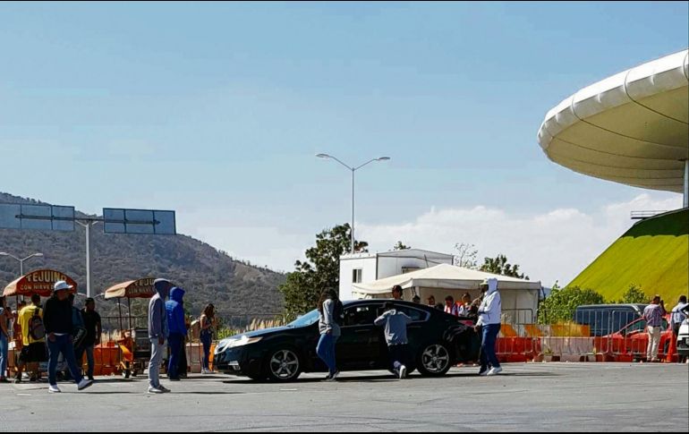 Los revendedores operan con toda tranquilidad en los alrededores del Estadio Akron. EL INFORMADOR / D. Reos
