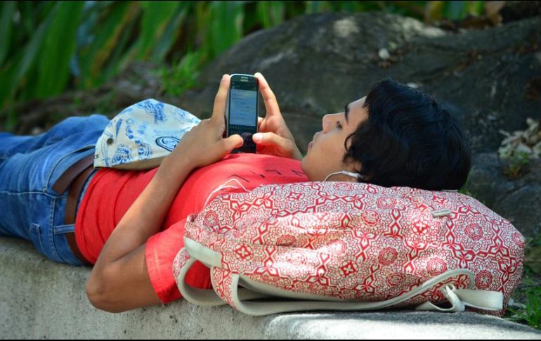 La encuesta encuentra que nueve de cada 10 jóvenes de 10 a 19 años de edad revisan su celular tan seguido, que nada cambió desde la última vez que lo vieron. EL INFORMADOR / ARCHIVO