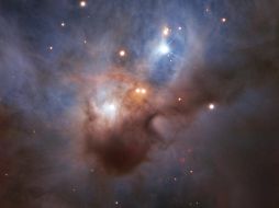 Los astrónomos de la ESA piensan que la nebulosa se formó a partir de vientos estelares procedentes de estrellas masivas más alejadas. ESPECIAL / eso.org
