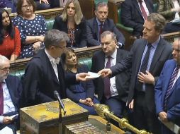 Captura de un video facilitada por la Unidad de Grabación Parlamentaria que muestra a los encargados de anunciar el resultado de una nueva votación que pedía prorrogar el Brexit. EFE/CORTESÍA