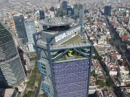 La mañana del miércoles, empleados del corporativo fueron evacuados por la supuesta existencia de artefactos explosivos dentro de la torre. FACEBOOK / BBVA Bancomer