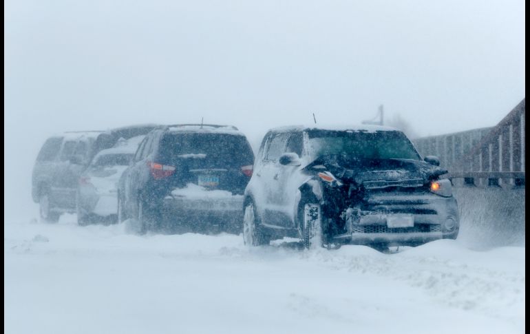 Vehículos tras un choque en la vía interestatal 70 en Aurora, Colorado. Algunas zonas de al menos siete estados están bajo alerta de tormentas de nieve y 20 estados bajo alerta de fuerte vientos.