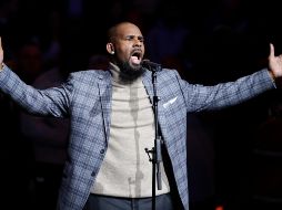 En total, cerca de media docena de videos sexuales de R. Kelly han sido mencionados en testimonios o documentos ante la corte.  AP / ARCHIVO