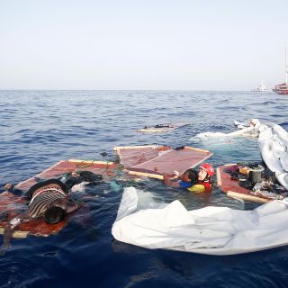 Mueren 45 migrantes tras naufragar en el Mediterráneo