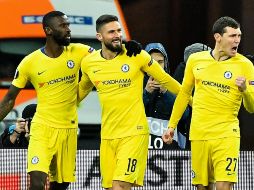 El francés Olivier Giroud (C) anota un triplete para el Chelsea.  AFP/S. Supinsky