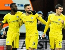 El francés Olivier Giroud (C) anota un triplete para el Chelsea.  AFP/S. Supinsky