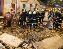 Equipos de rescate trabajan en la zona, ante los temores de que haya personas sepultadas bajo los escombros. AFP/E. Yogini