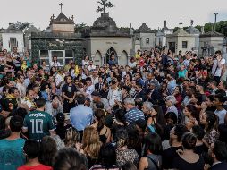 Cientos de personas acudieron a primera hora de la mañana de este jueves al velatorio colectivo de algunas de las víctimas del tiroteo por parte de dos adolescentes en una escuela pública de ciudad de Sao Paulo. EFE / S. Moreira