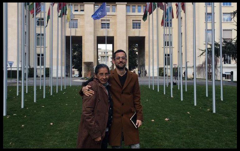 Luis Gerardo Méndez posó con la defensora de derechos humanos, Tita Radilla, hija de Rosendo Radilla, víctima de desaparición forzada en 1974. TWITTER / @CMDPDH