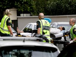 El personal de ambulancias se movió rapidamente fuera de una mezquita en el centro de Christchurch. AP / M. Baker