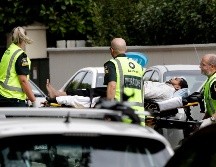 El personal de ambulancias se movió rapidamente fuera de una mezquita en el centro de Christchurch. AP / M. Baker