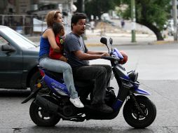 Está prohibido transportar en motocicleta a menores que no puedan sujetarse del vehículo. EL INFORMADOR/Archivo