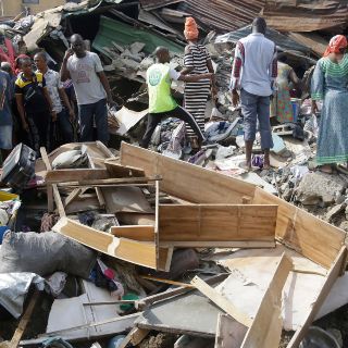 Suman 20 muertos por derrumbe de edificio en Nigeria