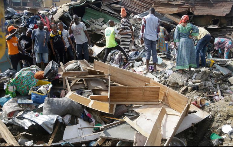 Por el colapso del edificio cuyo último piso albergaba una escuela, indican que hay 45 personas más hospitalizadas. AP / S. Alamba