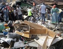 Por el colapso del edificio cuyo último piso albergaba una escuela, indican que hay 45 personas más hospitalizadas. AP / S. Alamba