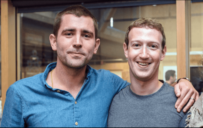 Mark Zuckerberg (der) y Chris Cox (izq) trabajaron en el diseño de la plataforma actual de Facebook durante 13 años; el cambio se da al aproximarse una nueva etapa de la red social. ESPECIAL
