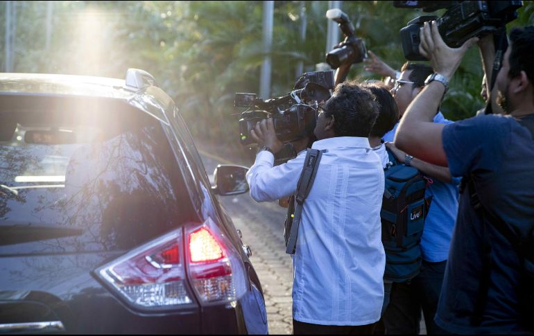 Periodistas intentan entrevistar a miembros de la Alianza Cívica en el Incae este jueves, durante el cierre de la doceava mesa de negociaciones con el Gobierno de Nicaragua. EFE/J. Torres