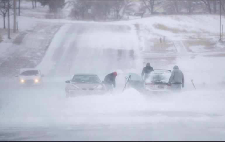 Las fuertes nevadas causaron el cierre de autopistas, así como la suspensión de actividades laborales y escolares. AP/R. Hermens