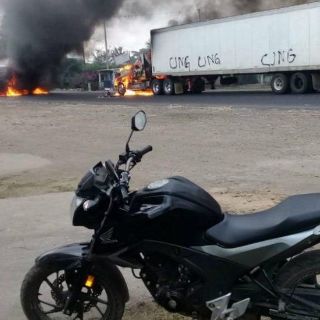 Incendian tráileres para bloquear carretera de Veracruz