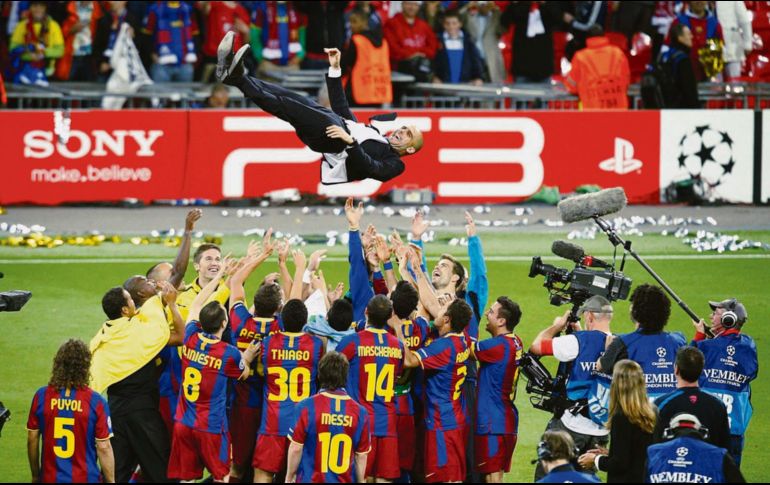 Los catalanes lanzan al aire a Pep Guardiola, luego de coronarse en Wembley. AFP