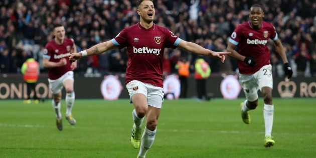 ''Chicharito'' firma doblete y West Ham vence al Huddersfield