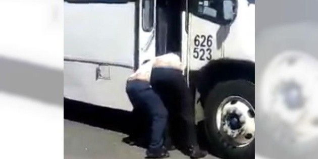 Graban pelea de choferes del transporte p&uacute;blico; jugaban carreritas