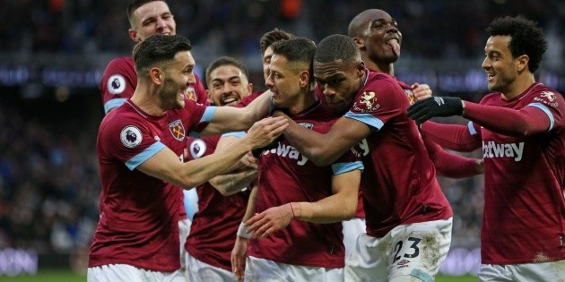 Miguel Lay&uacute;n y Rio Ferdinand felicitan a "Chicharito" por doblete