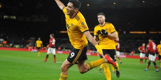 Ra&uacute;l Jim&eacute;nez anota con el Wolverhampton ante Manchester United