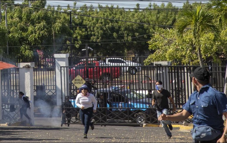 Las acciones de la Policía de Nicaragua incluyeron golpes a varias personas, así como agresiones a un fotoperiodista. EFE/J. Torres