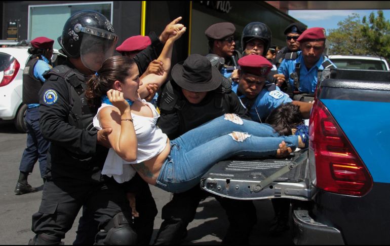 Las acciones de la Policía de Nicaragua incluyeron golpes a varias personas, así como agresiones a un fotoperiodista. AFP/M. Valenzuela