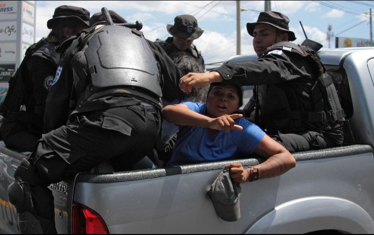 Las acciones de la Policía de Nicaragua incluyeron golpes a varias personas, así como agresiones a un fotoperiodista. AFP/M. Valenzuela