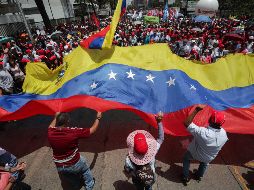 Chavistas y seguidores del Gobierno del presidente de Venezuela Nicolás Maduro participan en una marcha de apoyo este sábado en Caracas. EFE/R. Peña