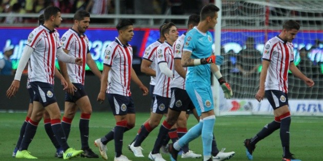 Un Chivas desastroso pierde su segundo Cl&aacute;sico consecutivo