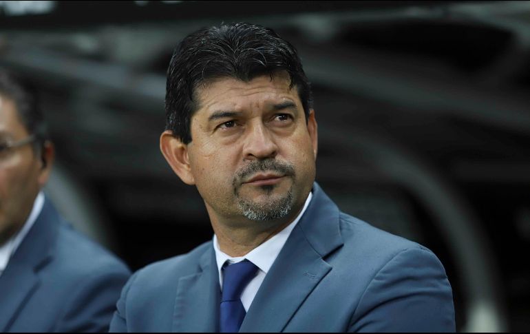 Los aficionados señanan al entrenador como principal responsable de la situación de Chivas. SUN/MAR