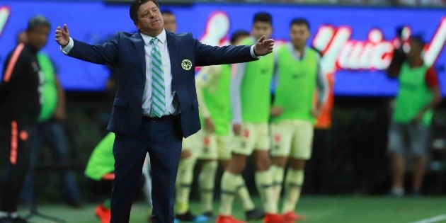 Miguel Herrera se va inconforme del Cl&aacute;sico