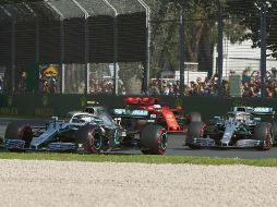En el arranque, Valtteri Bottas (#77) le ganó la partida a Lewis Hamilton, lo cual le abrió paso a la victoria al piloto finlandés. AFP / G. Nichols
