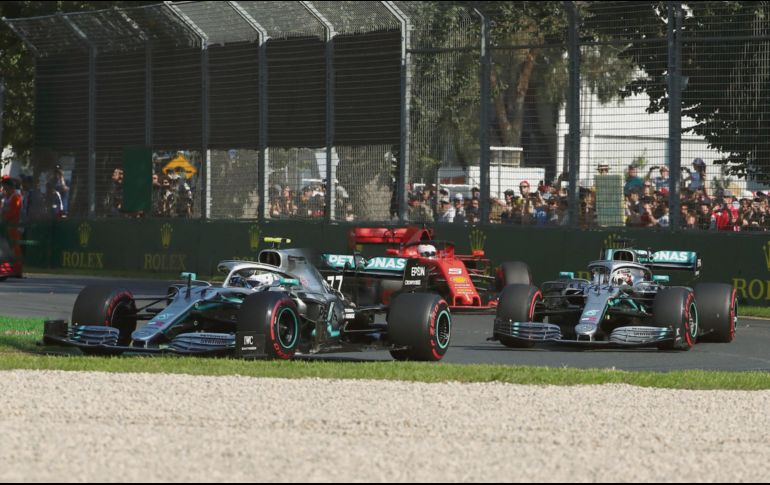 En el arranque, Valtteri Bottas (#77) le ganó la partida a Lewis Hamilton, lo cual le abrió paso a la victoria al piloto finlandés. AFP / G. Nichols