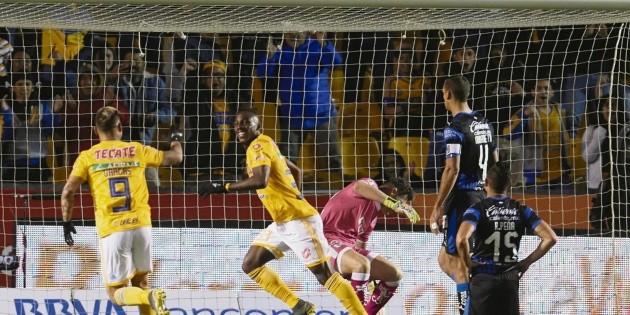 Tigres despluma en casa a los Gallos