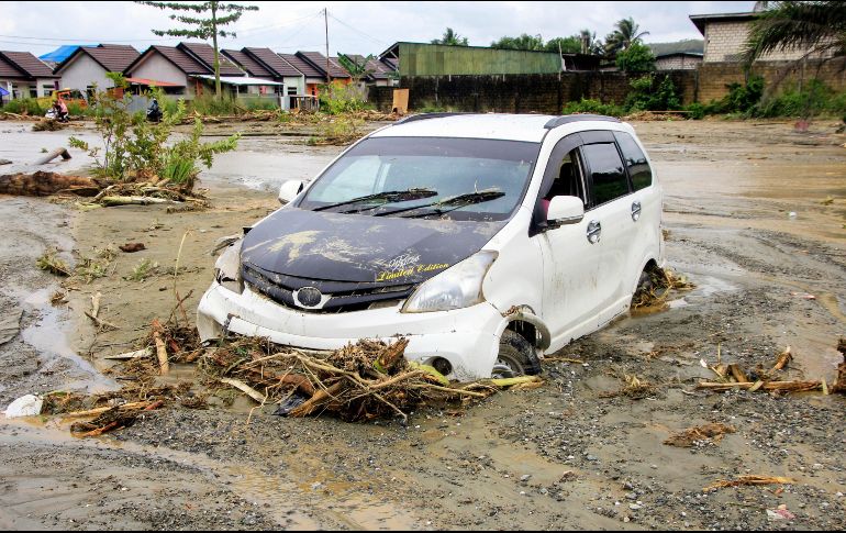 La inundación repentina golpeó con más fuerza a las aldeas de Dobonsolo y Hinekombe, en donde varias viviendas fueron dañadas y muchas víctimas fueron encontradas allí. EFE / F. Flash