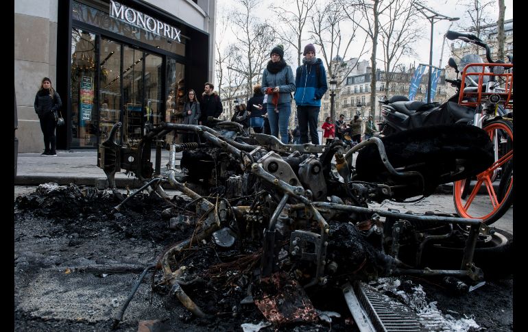 Los restos de motos quemadas quedaron sobre la avenida.