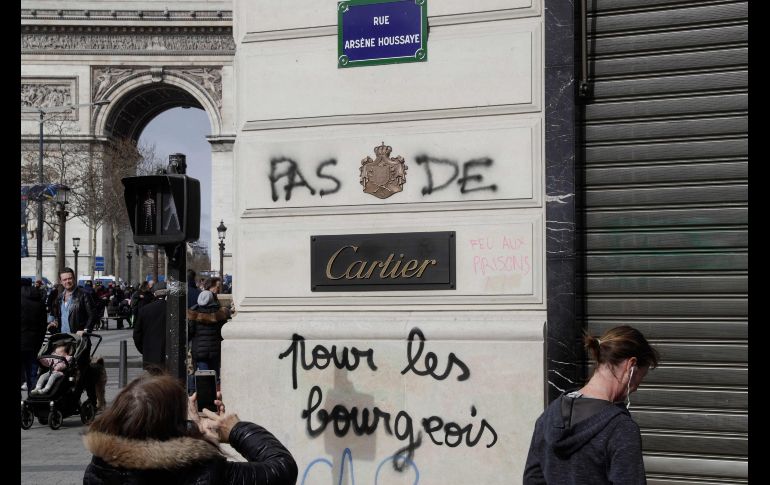 Un grafiti en una joyería Cartier cerca del Arco del Triunfo.