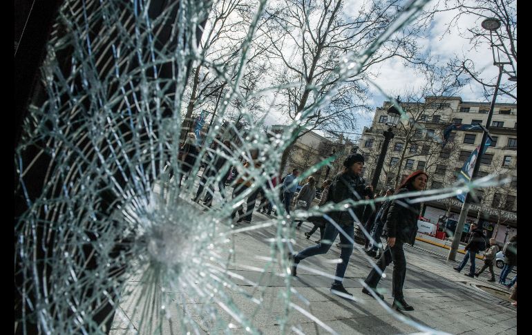 Negocios a lo largo de la avenida Campos Elíseos resultaron con vidrios rotos o dañados por el incendio de barricadas-