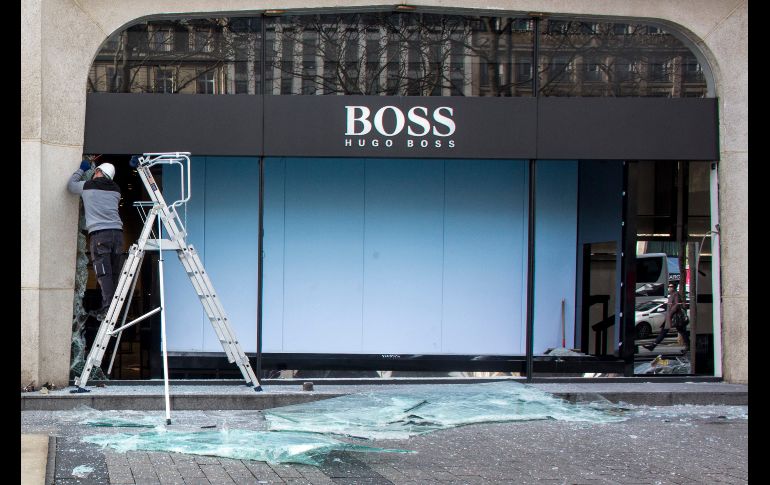 Un trabajador repara una vitrina.